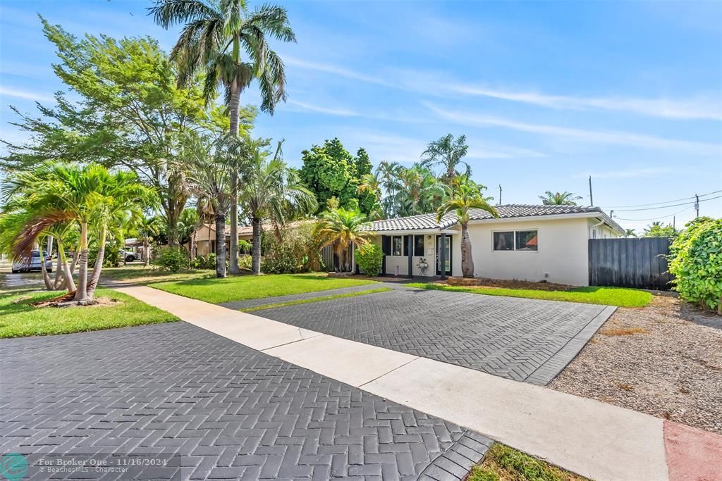 Active With Contract: $3,600 (3 beds, 2 baths, 1297 Square Feet)