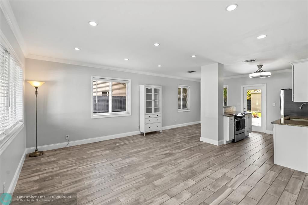 Active With Contract: $3,600 (3 beds, 2 baths, 1297 Square Feet)