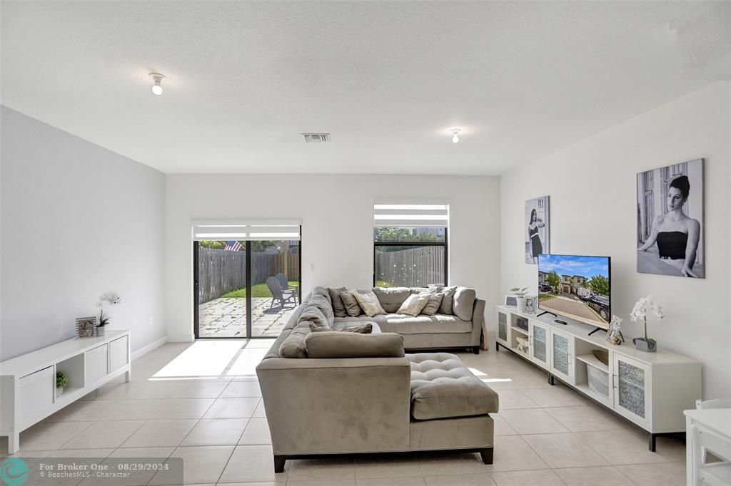 Active With Contract: $3,100 (3 beds, 2 baths, 1772 Square Feet)