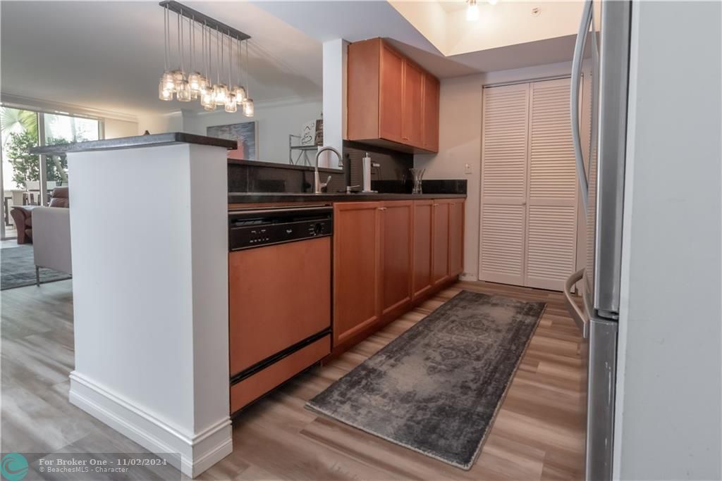 For Rent: $3,200 (1 beds, 1 baths, 890 Square Feet)