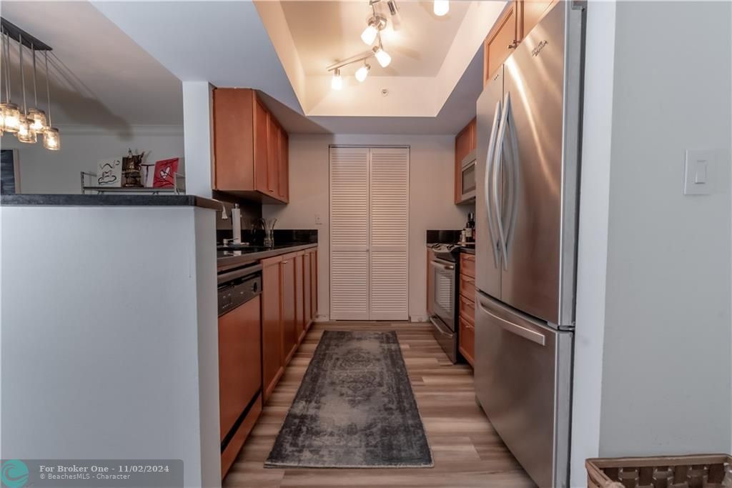 For Rent: $3,200 (1 beds, 1 baths, 890 Square Feet)