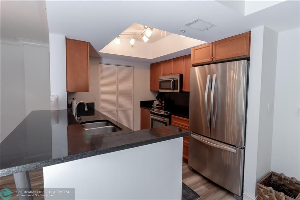 For Rent: $3,200 (1 beds, 1 baths, 890 Square Feet)