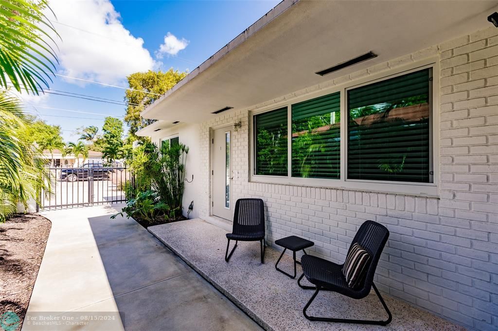 Active With Contract: $2,400 (2 beds, 1 baths, 850 Square Feet)