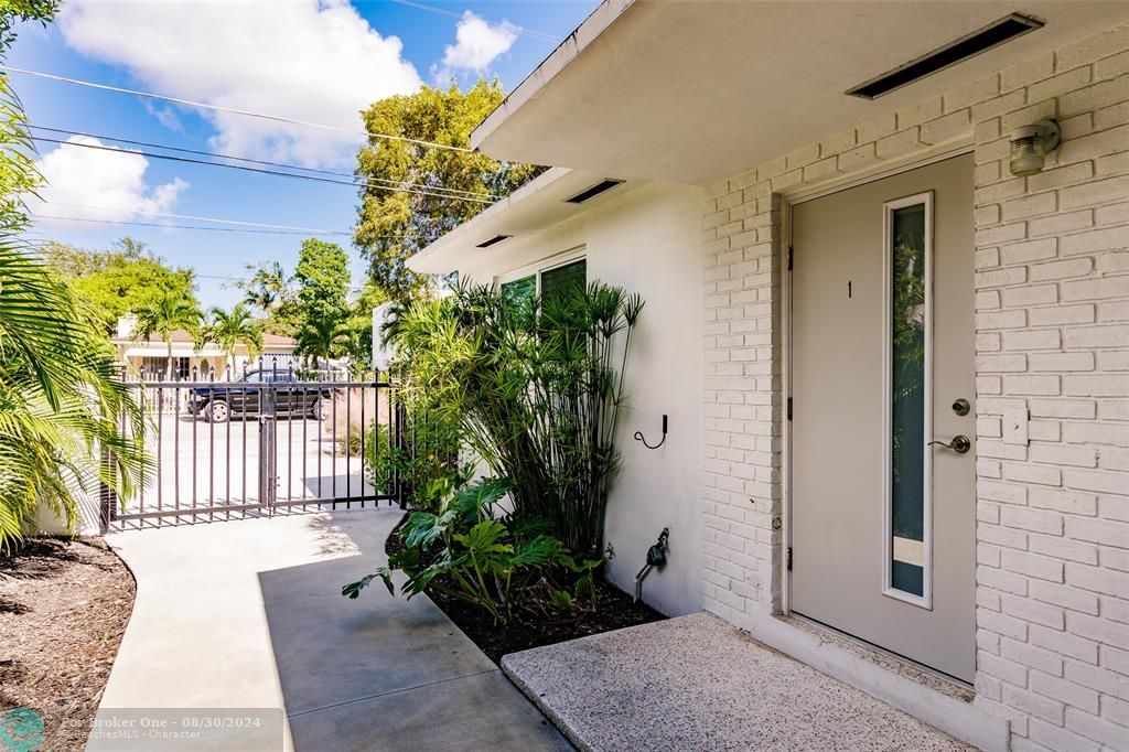 Active With Contract: $2,400 (2 beds, 1 baths, 850 Square Feet)