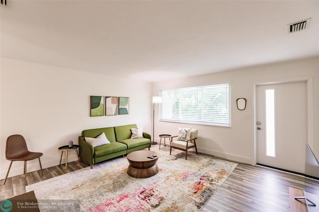 Active With Contract: $2,400 (2 beds, 1 baths, 850 Square Feet)