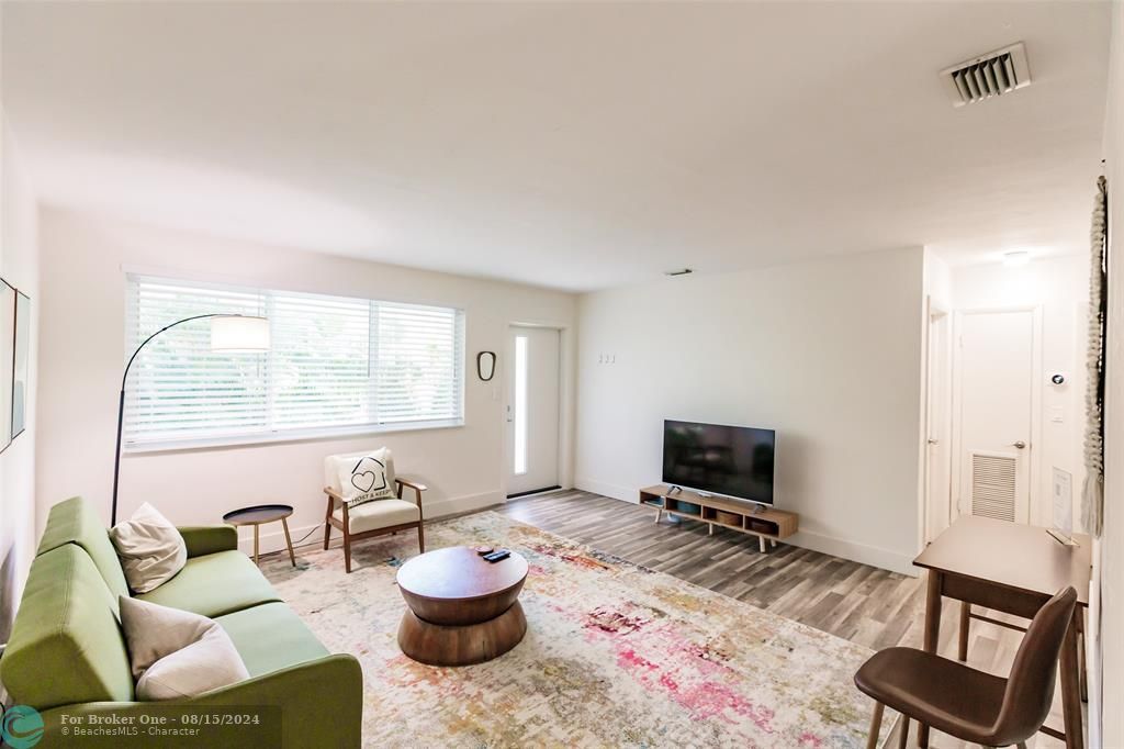 Active With Contract: $2,400 (2 beds, 1 baths, 850 Square Feet)