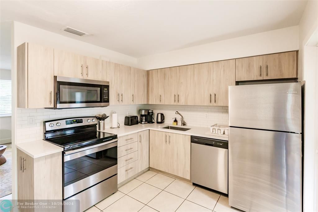 Active With Contract: $2,400 (2 beds, 1 baths, 850 Square Feet)