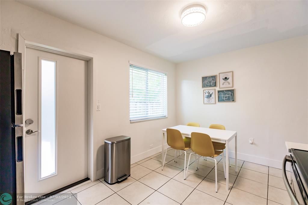 Active With Contract: $2,400 (2 beds, 1 baths, 850 Square Feet)