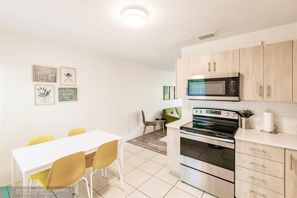 Active With Contract: $2,400 (2 beds, 1 baths, 850 Square Feet)