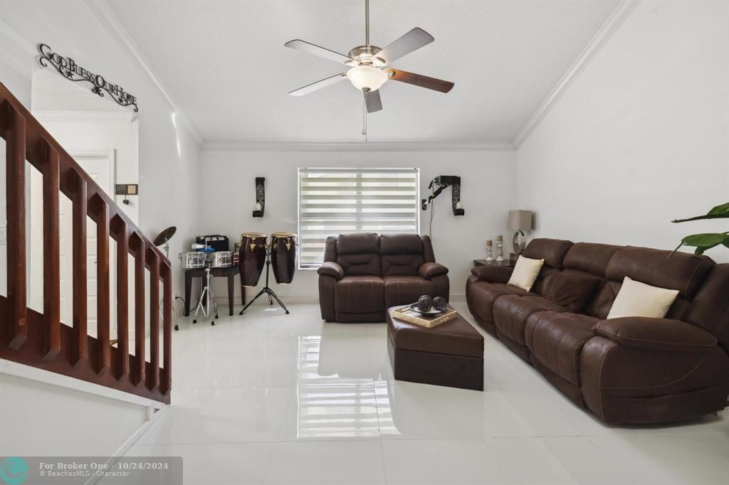 For Sale: $385,000 (3 beds, 2 baths, 1320 Square Feet)