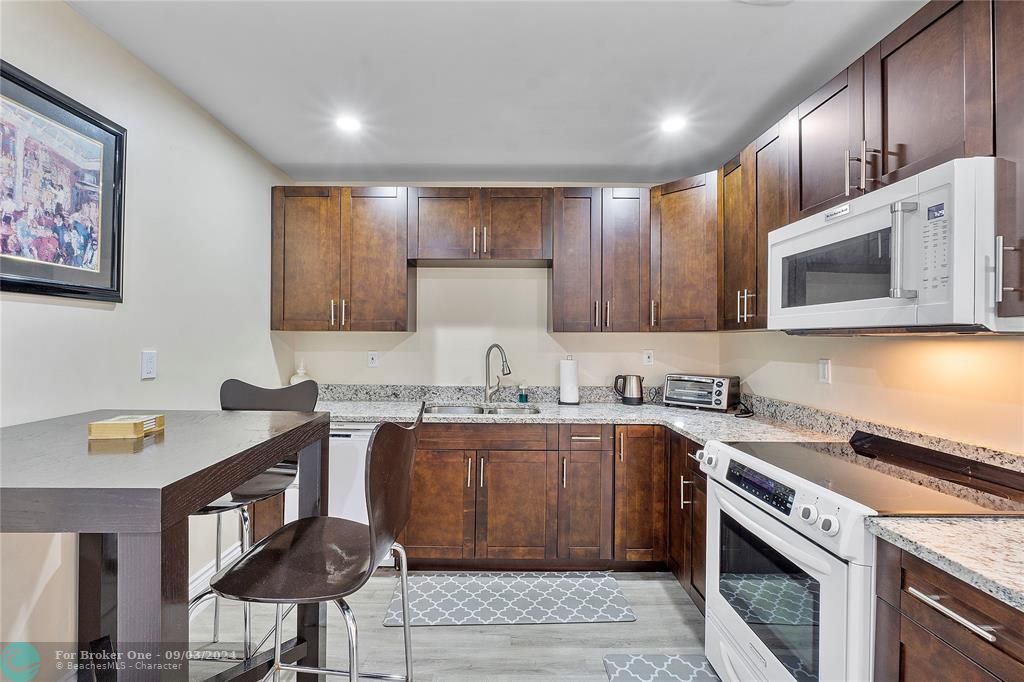 For Sale: $2,300 (2 beds, 1 baths, 875 Square Feet)