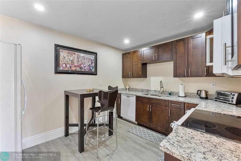 For Sale: $2,300 (2 beds, 1 baths, 875 Square Feet)