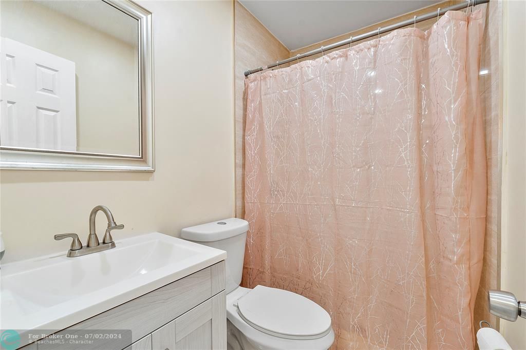 For Sale: $1,600 (1 beds, 1 baths, 400 Square Feet)