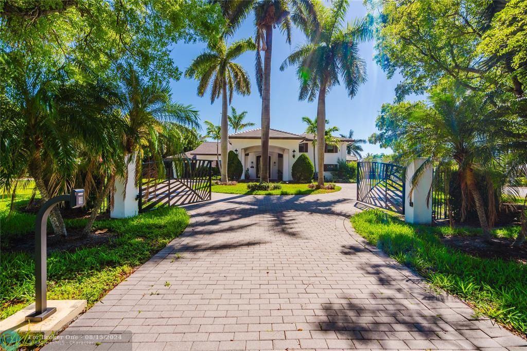 For Sale: $3,745,000 (6 beds, 4 baths, 5075 Square Feet)