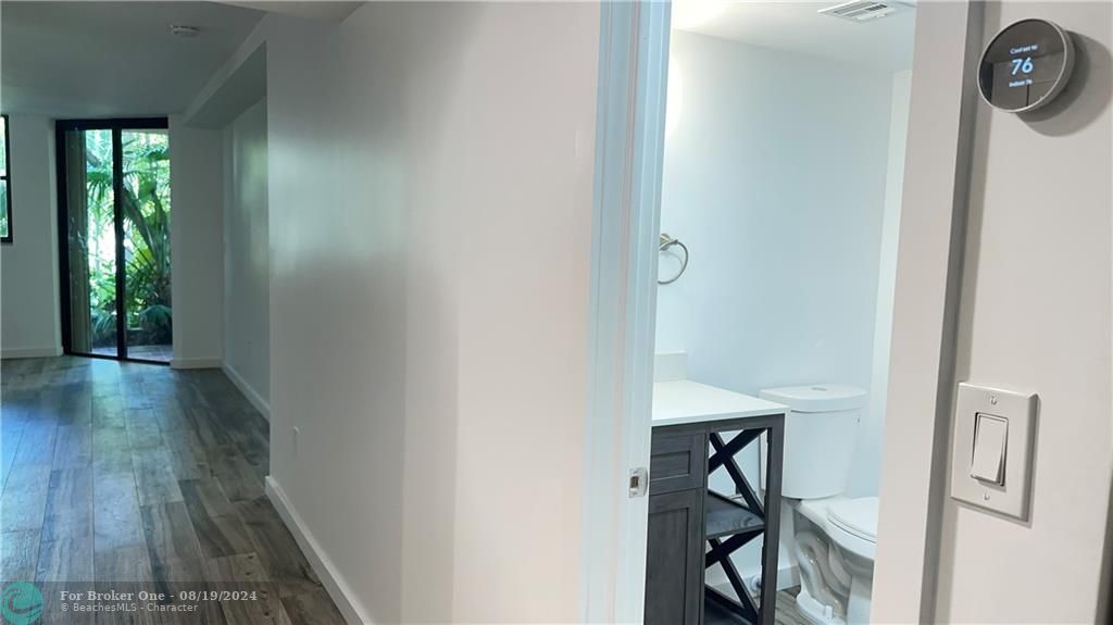 Active With Contract: $3,300 (1 beds, 1 baths, 972 Square Feet)