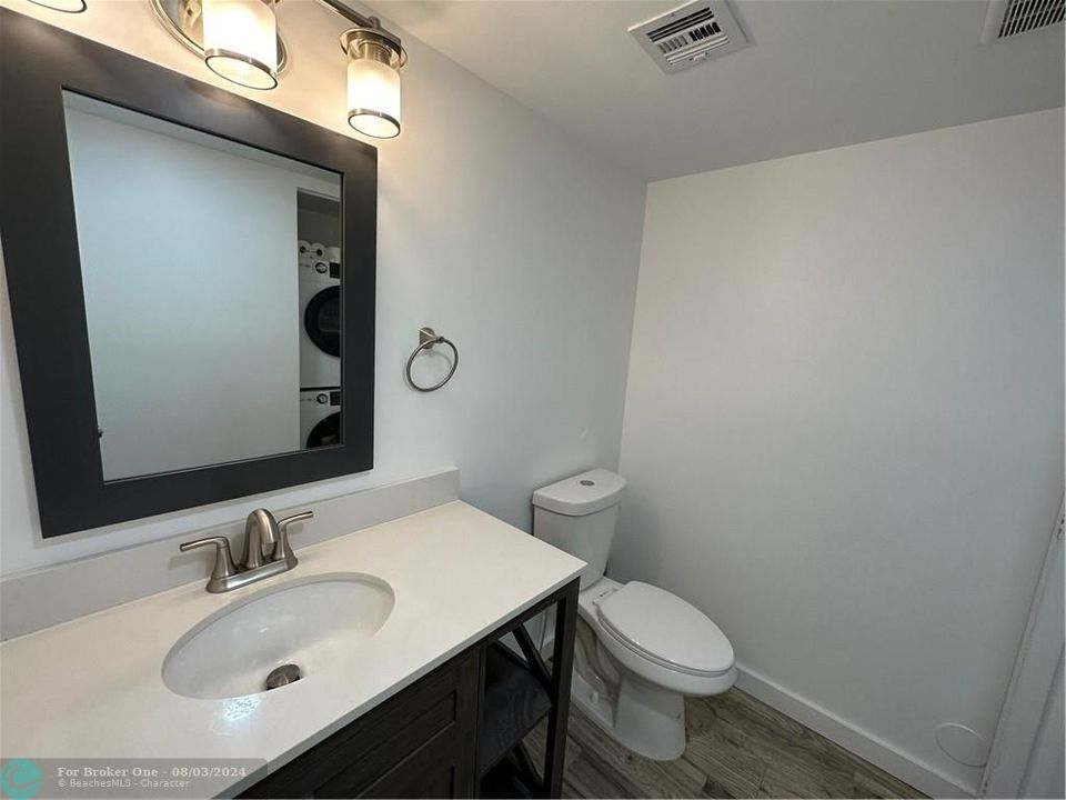 Active With Contract: $3,300 (1 beds, 1 baths, 972 Square Feet)