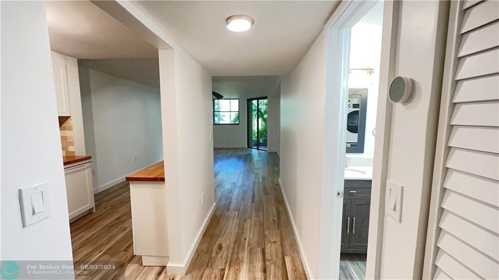 Active With Contract: $3,300 (1 beds, 1 baths, 972 Square Feet)