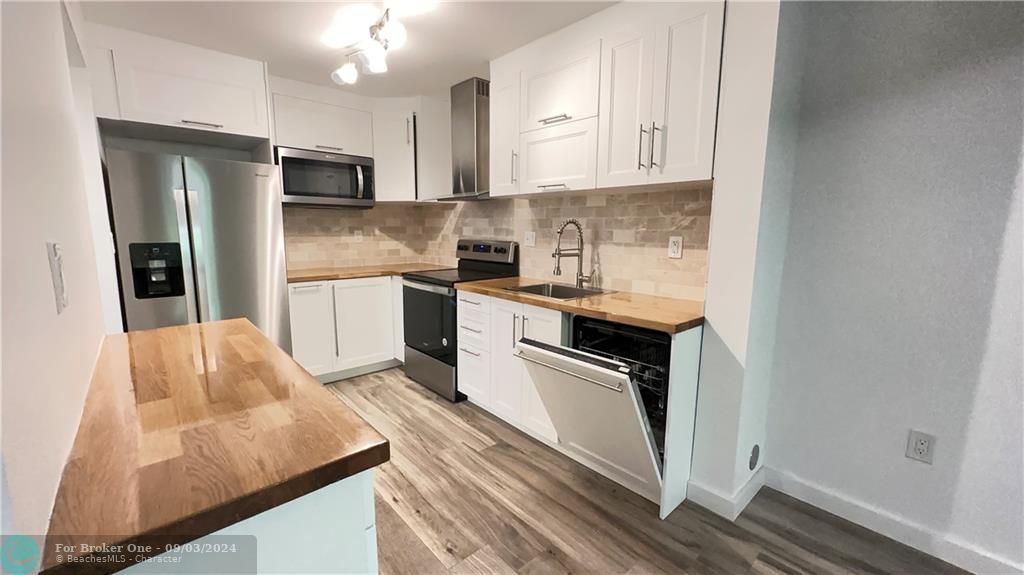 Active With Contract: $3,300 (1 beds, 1 baths, 972 Square Feet)