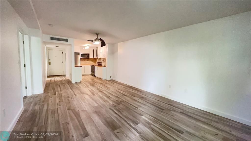 Active With Contract: $3,300 (1 beds, 1 baths, 972 Square Feet)