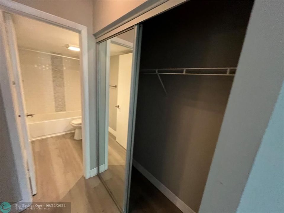 Active With Contract: $1,700 (1 beds, 1 baths, 700 Square Feet)