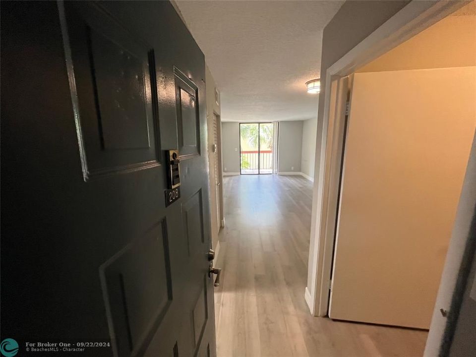 Active With Contract: $1,700 (1 beds, 1 baths, 700 Square Feet)