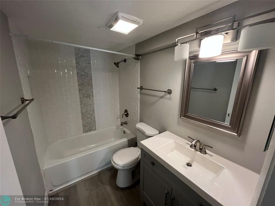 Active With Contract: $1,700 (1 beds, 1 baths, 700 Square Feet)