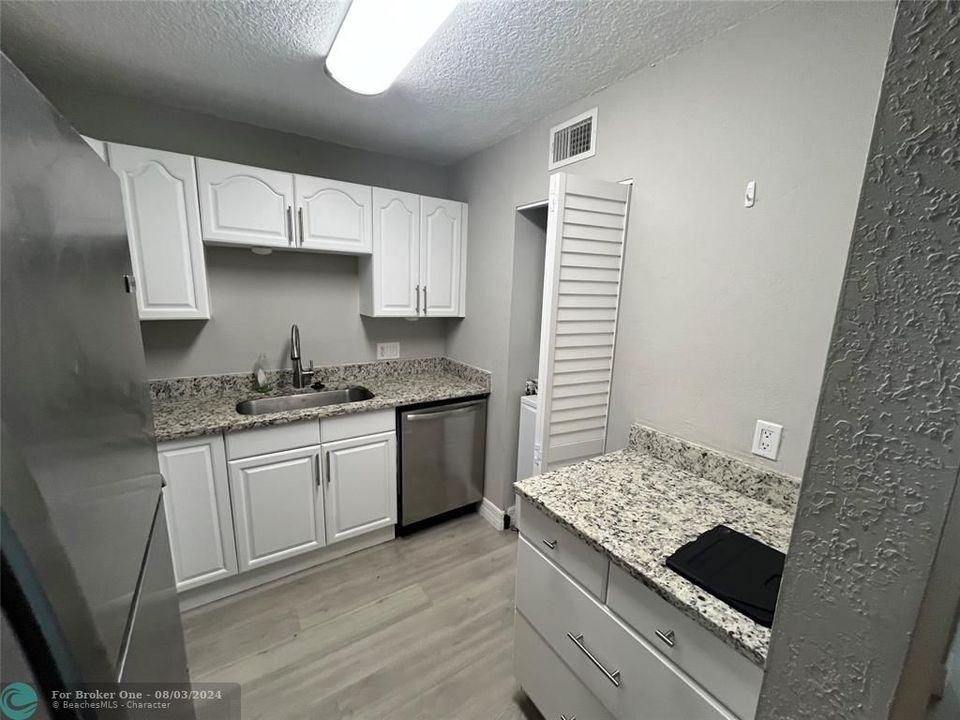 Active With Contract: $1,700 (1 beds, 1 baths, 700 Square Feet)