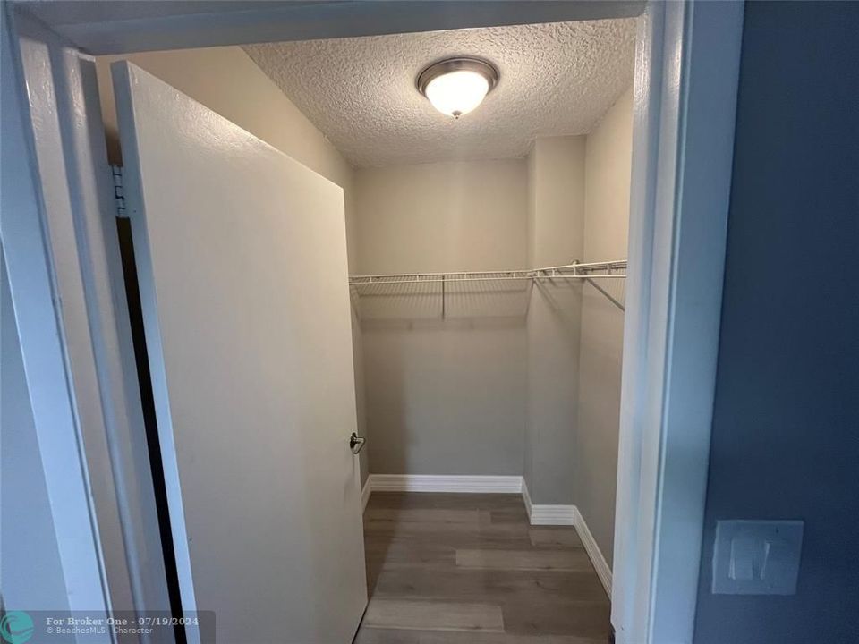 Active With Contract: $1,700 (1 beds, 1 baths, 700 Square Feet)