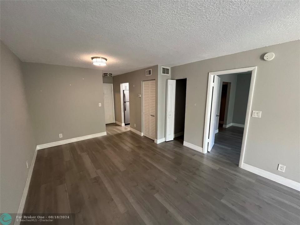 Active With Contract: $1,700 (1 beds, 1 baths, 700 Square Feet)