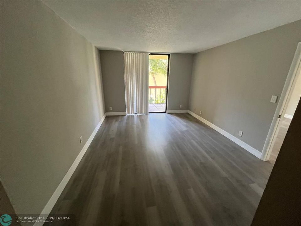 Active With Contract: $1,700 (1 beds, 1 baths, 700 Square Feet)