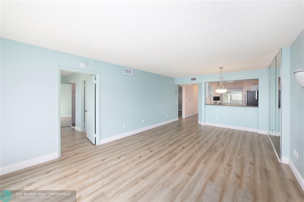 For Sale: $204,000 (2 beds, 2 baths, 1080 Square Feet)