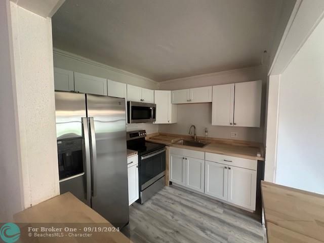 For Sale: $99,000 (1 beds, 1 baths, 726 Square Feet)