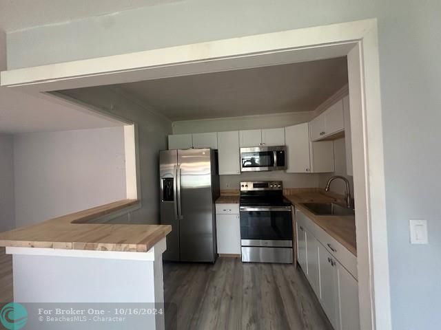 For Sale: $99,000 (1 beds, 1 baths, 726 Square Feet)