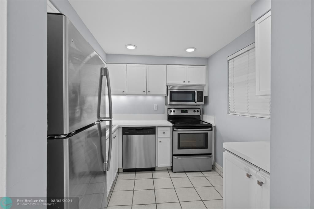 For Sale: $249,900 (1 beds, 1 baths, 815 Square Feet)