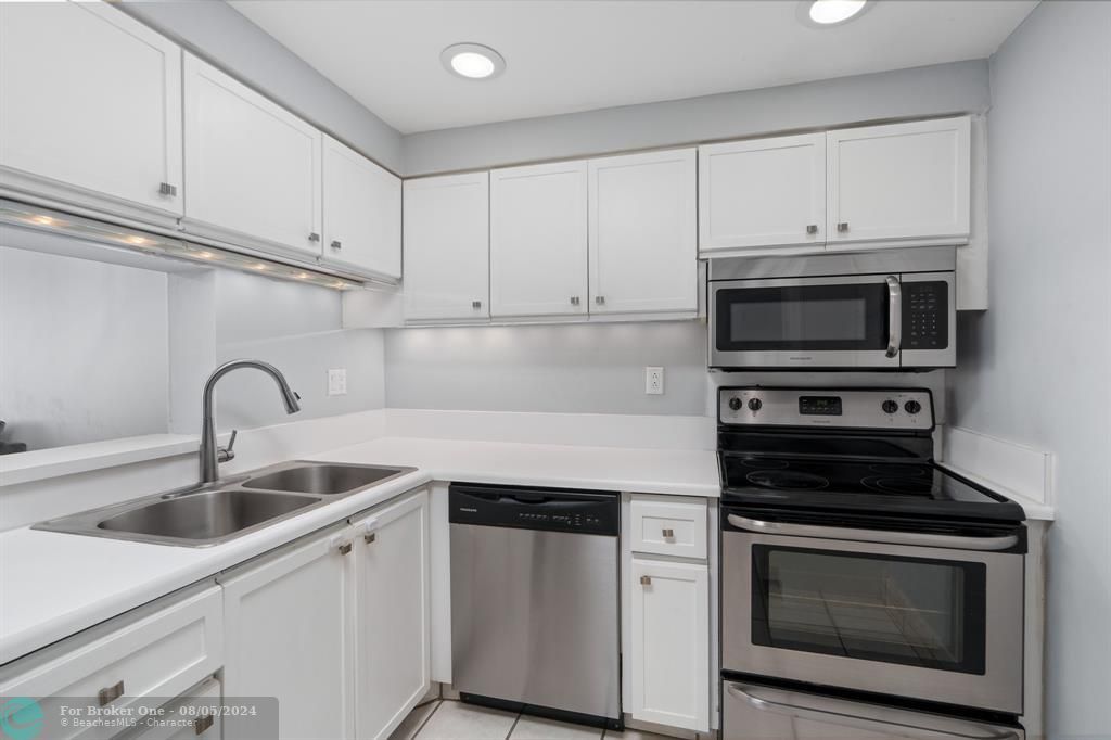 For Sale: $249,900 (1 beds, 1 baths, 815 Square Feet)