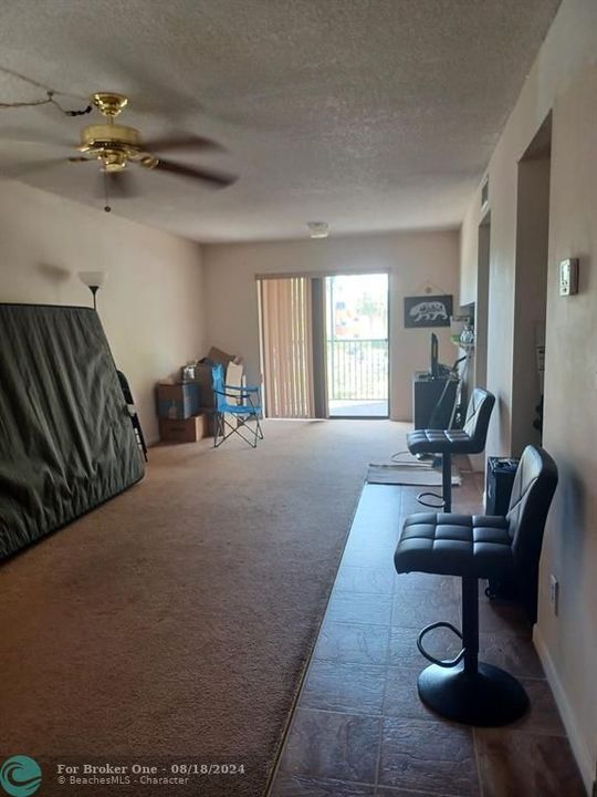 Active With Contract: $2,000 (1 beds, 1 baths, 800 Square Feet)