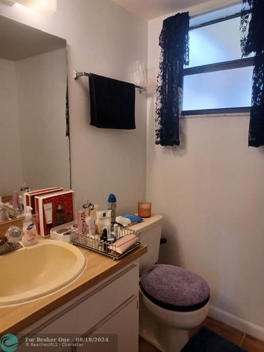 Active With Contract: $2,000 (1 beds, 1 baths, 800 Square Feet)