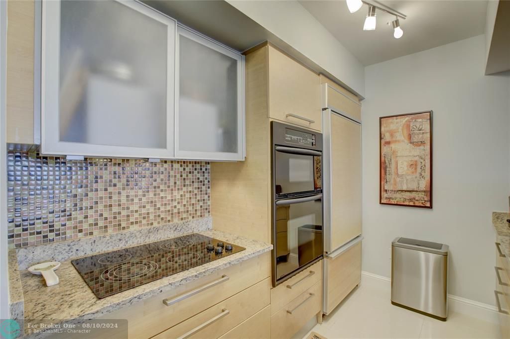 Active With Contract: $6,500 (3 beds, 3 baths, 1733 Square Feet)