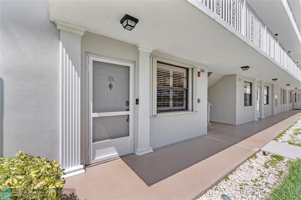 Active With Contract: $298,900 (2 beds, 2 baths, 1385 Square Feet)