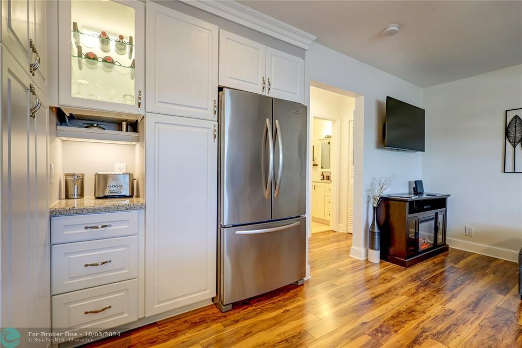 For Sale: $243,000 (1 beds, 1 baths, 684 Square Feet)