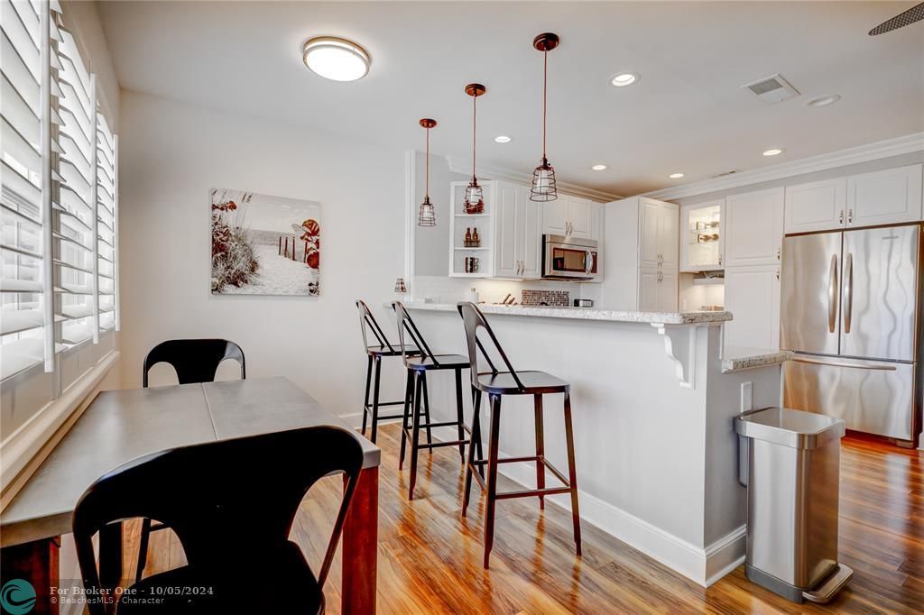 For Sale: $243,000 (1 beds, 1 baths, 684 Square Feet)