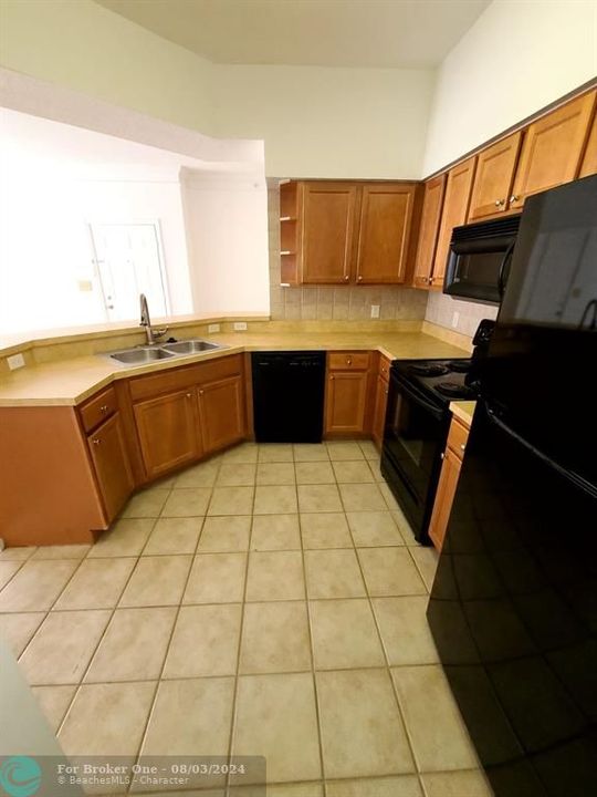 For Sale: $244,000 (1 beds, 1 baths, 820 Square Feet)