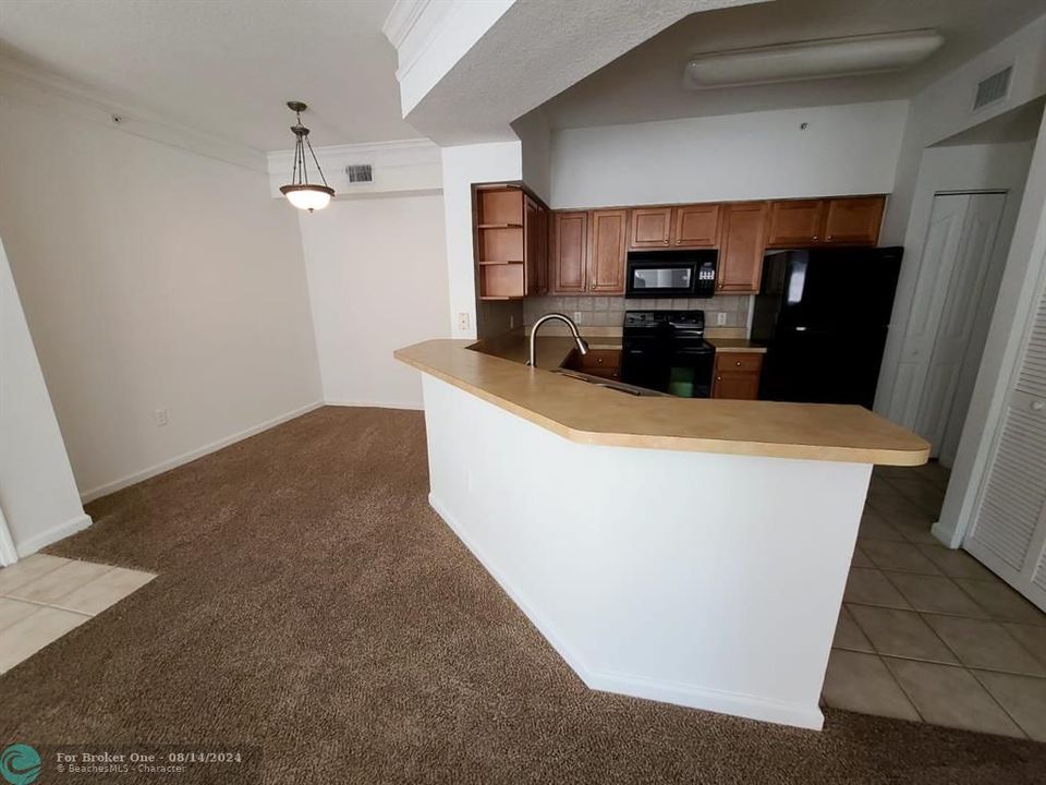 For Sale: $244,000 (1 beds, 1 baths, 820 Square Feet)