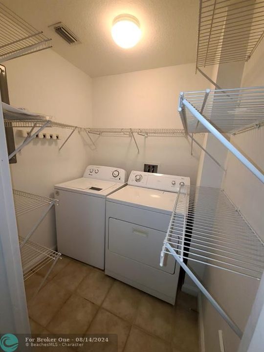 For Sale: $244,000 (1 beds, 1 baths, 820 Square Feet)