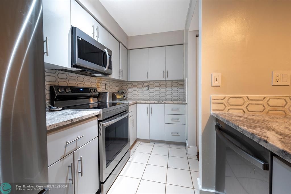 Active With Contract: $327,000 (2 beds, 2 baths, 1122 Square Feet)