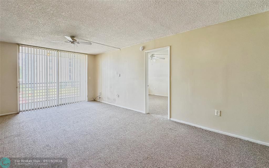 For Sale: $230,000 (1 beds, 1 baths, 725 Square Feet)