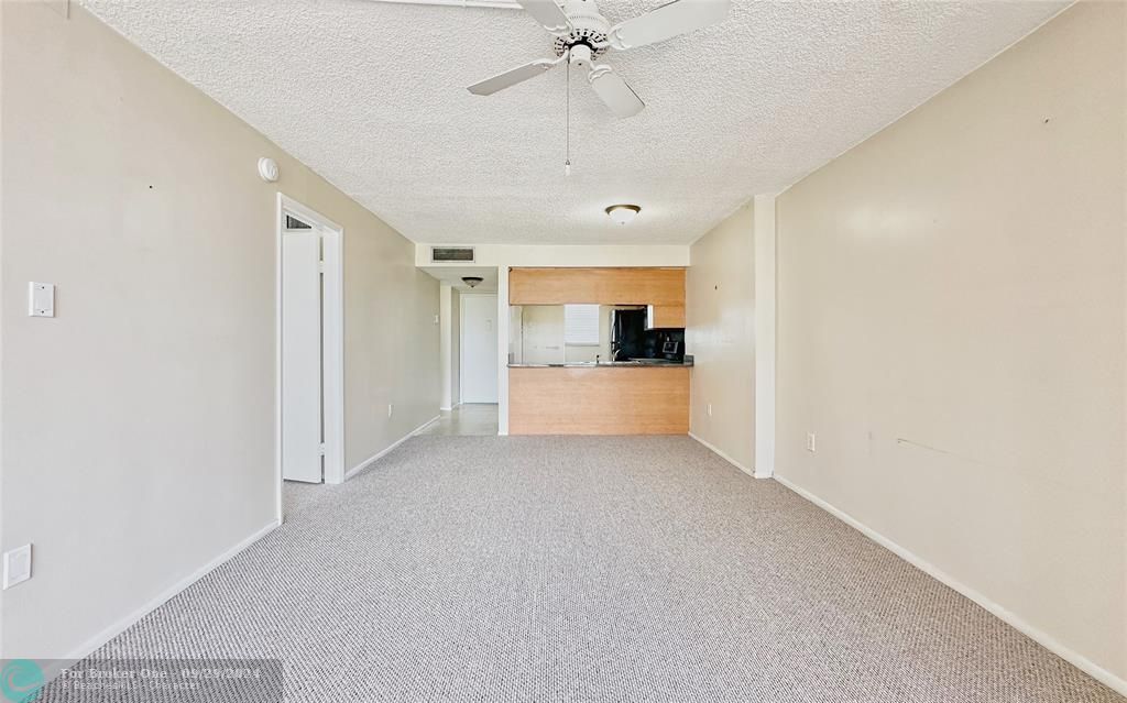 For Sale: $230,000 (1 beds, 1 baths, 725 Square Feet)