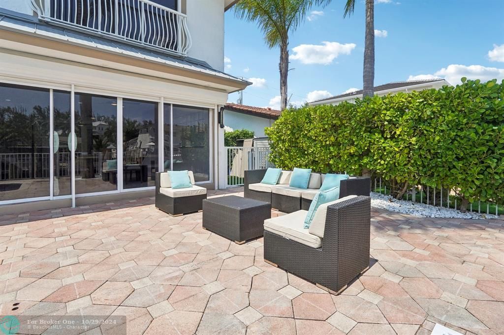 For Sale: $2,999,900 (7 beds, 5 baths, 4141 Square Feet)