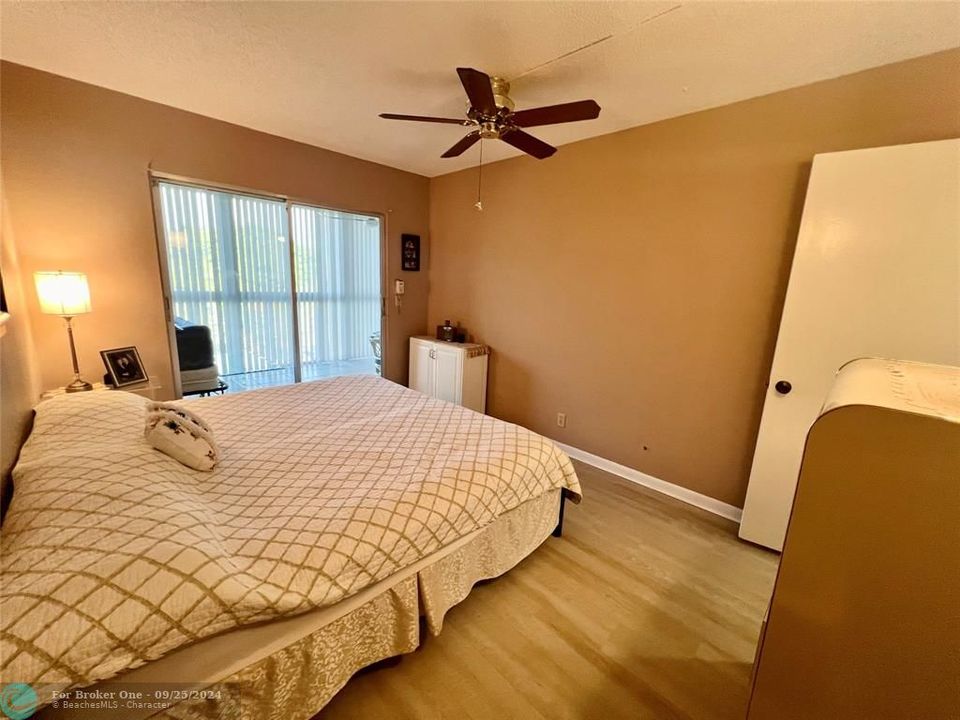 Active With Contract: $194,900 (2 beds, 1 baths, 828 Square Feet)