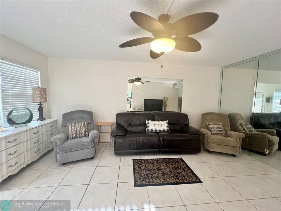 Active With Contract: $194,900 (2 beds, 1 baths, 828 Square Feet)